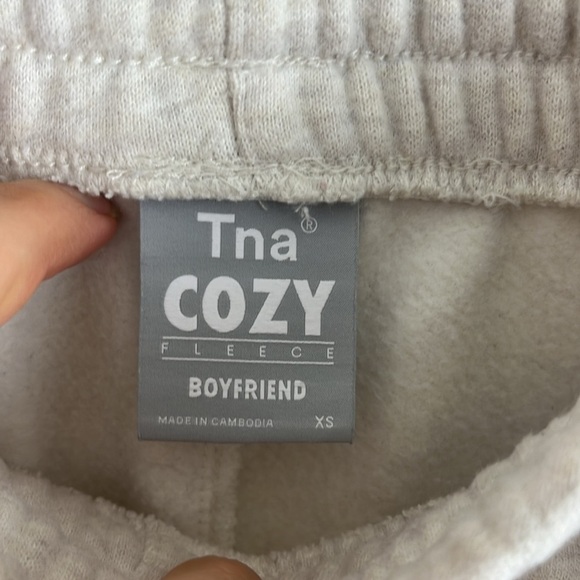 Aritzia TNA Cozy Boyfriend Cream-Coloured Joggers - Picture 7 of 12